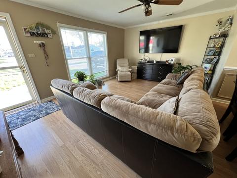 208 W Jeffery Ave, Wheeling, IL 60090 photo 2