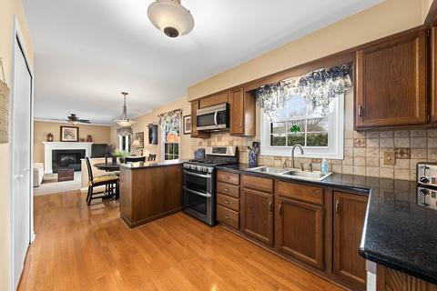 525 Warwick Dr, Naperville, IL 60565 photo 9