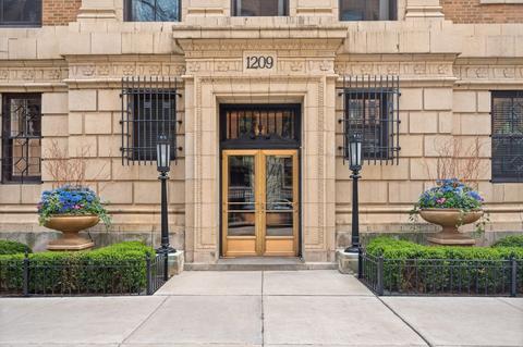 1209 N Astor St #15S, Chicago, IL 60610