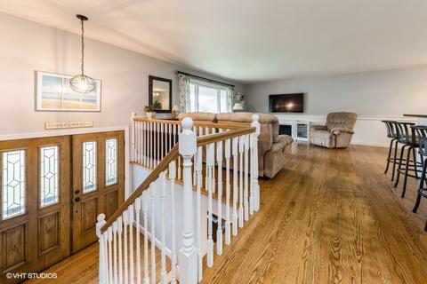 910 Harrison Ln, Hoffman Estates, IL 60192 photo 2