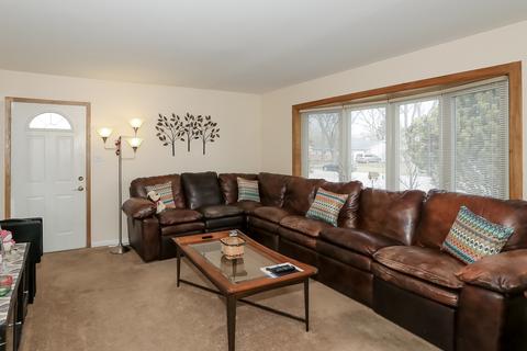 445 Bode Rd, Hoffman Estates, IL 60169 photo 4