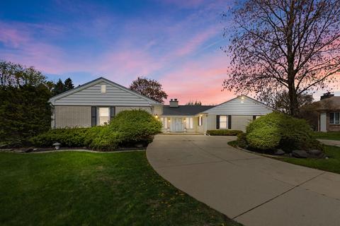 18 W736 Avenue Chateaux N, Oak Brook, IL 60523