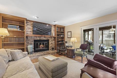 925 Carriage Dr, Algonquin, IL 60102 photo 2