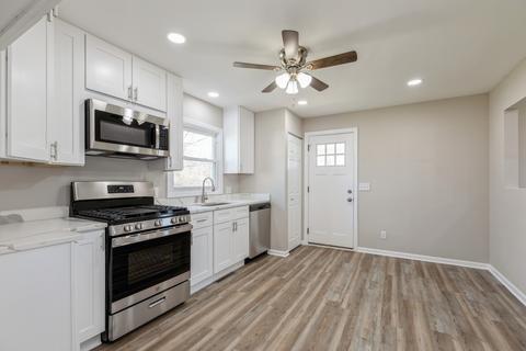 2408 Hyde Park Ave, Holiday Hills, IL 60051 photo 7