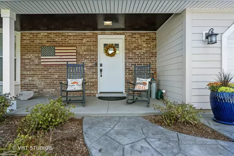 1672 Apache Dr, Naperville, IL 60563 photo 2
