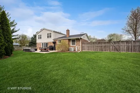 1672 Apache Dr, Naperville, IL 60563 photo 3