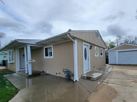 77 Wren Rd, Carpentersville, IL 60110