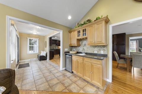 405 Bluegrass Dr, Wheaton, IL 60189 photo 10