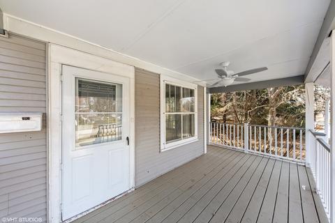 33 E Maple Ave, Roselle, IL 60172 photo 2