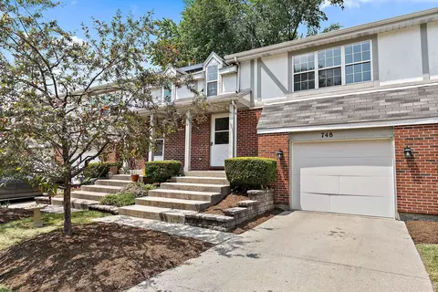 748 Eletson Dr, Crystal Lake, IL 60014