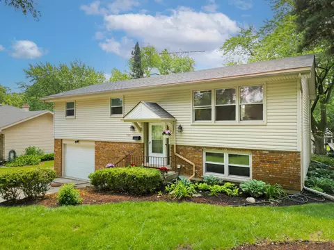 123 E Des Moines St, Westmont, IL 60559