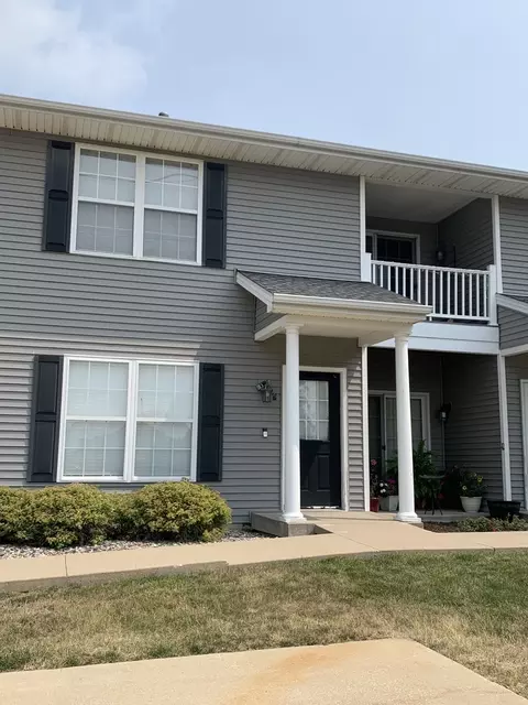 102 Essex Ln #9, Savoy, IL 61874