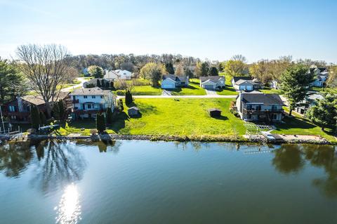 330 Candlewick Dr, Poplar Grove, IL 61065