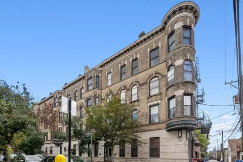 909 W Wisconsin St #3M, Chicago, IL 60614