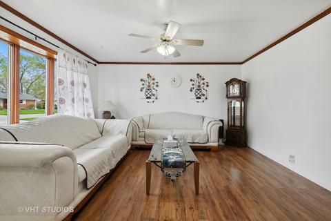 261 Renee Ter, Wheeling, IL 60090 photo 2