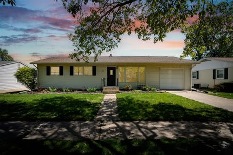 818 Parmon Rd, Bloomington, IL 61701