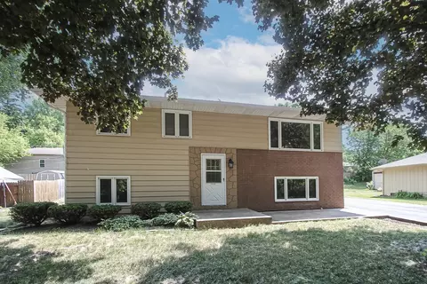 8705 Hillcrest Ave, Crystal Lake, IL 60014