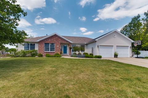 101 Dove Ct, Hudson, IL 61748