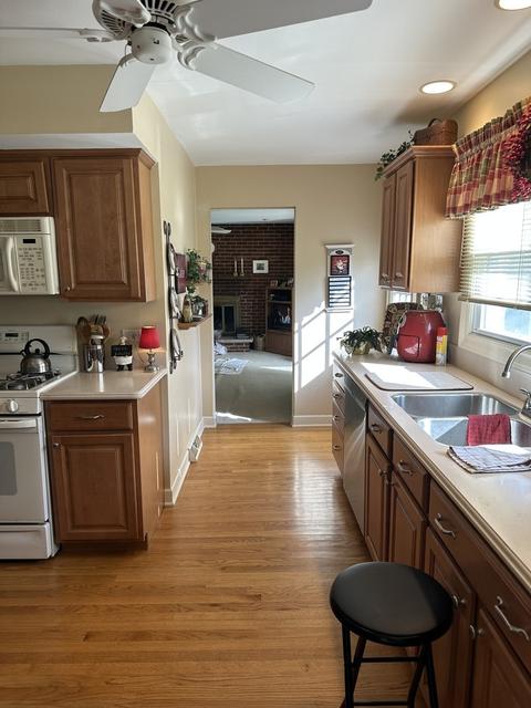 2011 E Woodview Dr, Mount Prospect, IL 60056 photo 5