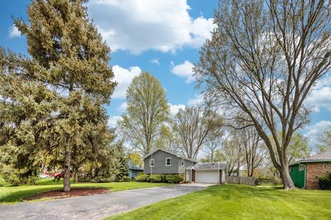 845 Birchwood Dr, Aurora, IL 60505