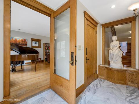 655 W Buckingham Pl, Chicago, IL 60657 photo 2