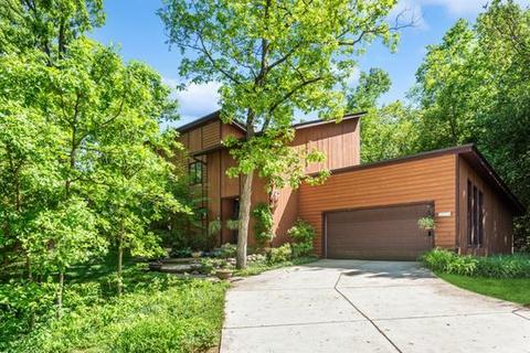 28 W255 Indian Knoll Trl, West Chicago, IL 60185