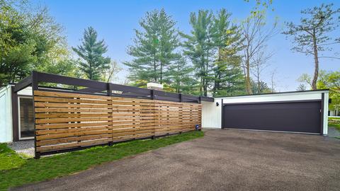 24 Essex Ln, Lincolnshire, IL 60069