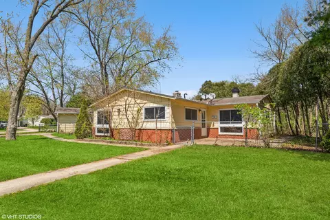 214 Greenbriar Ln, Streamwood, IL 60107