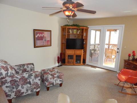 2800 Colonial Dr, Elgin, IL 60124 photo 14