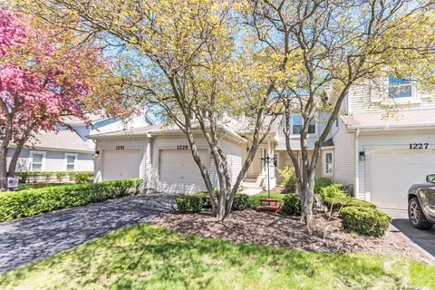 1229 Rhodes Ln, Naperville, IL 60540