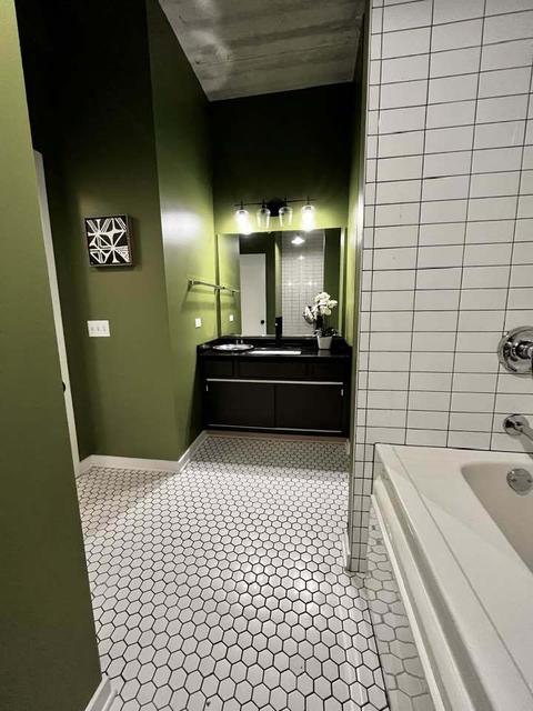 3260 N Clark St #304, Chicago, IL 60657 photo 13