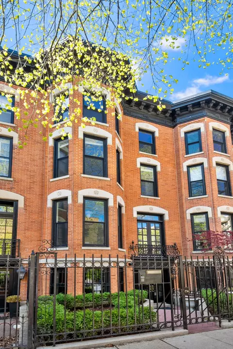 311 W Wisconsin St, Chicago, IL 60614
