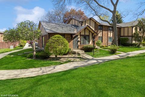 18 W180 Buckingham Ln, Villa Park, IL 60181