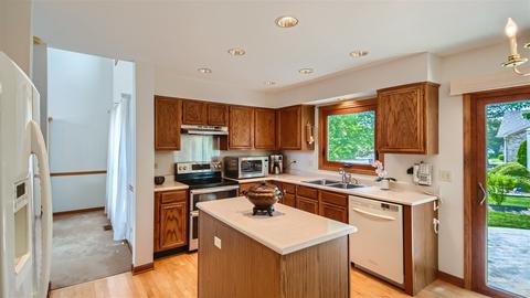 1840 Nicholson Dr, Hoffman Estates, IL 60192 photo 9