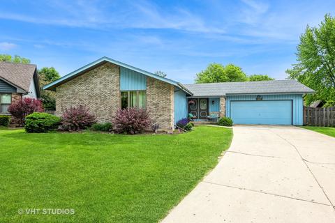 577 Yellowstone Dr, Elgin, IL 60123 photo 2