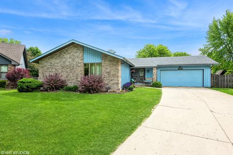 577 Yellowstone Dr, Elgin, IL 60123