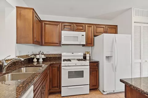 6881 Hampton Cir, Gurnee, IL 60031 photo 6