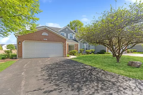 6881 Hampton Cir, Gurnee, IL 60031 photo 2