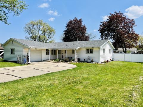 1085 N 2nd St, Rochelle, IL 61068