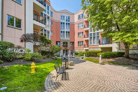 3100 Lexington Ln #103, Glenview, IL 60026