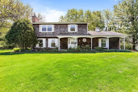 135 Mohawk Dr, North Barrington, IL 60010