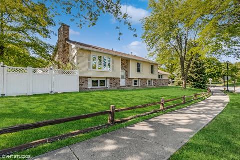 130 Marimac Ln, Vernon Hills, IL 60061