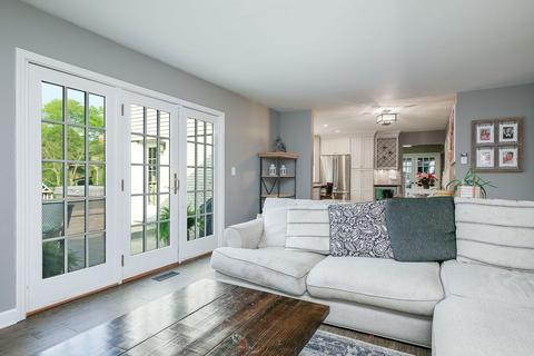 1595 Whitman Ln, Wheaton, IL 60189 photo 9