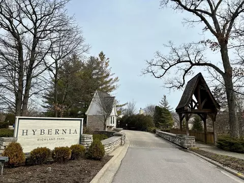 1750 Daffodil Ct, Highland Park, IL 60035