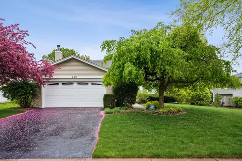 240 Indianwood Ln, West Chicago, IL 60185