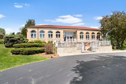 18 Royal Vale Dr, Oak Brook, IL 60523