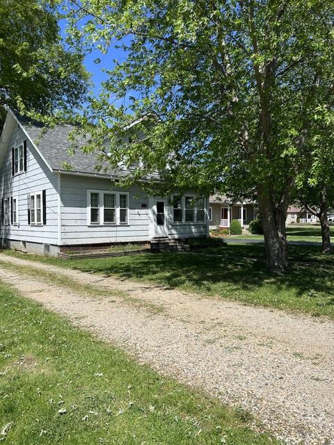 412 Ross St, Walnut, IL 61376 photo 2