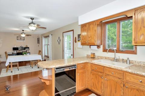 209 Deerhaven Dr, Minooka, IL 60447 photo 9