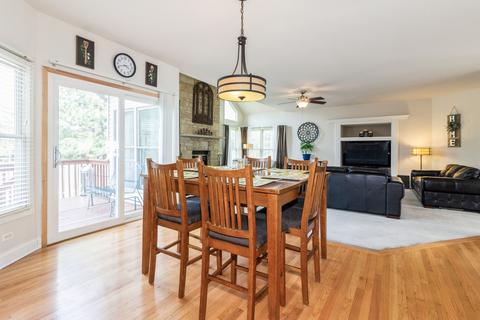 2446 Geneva Ct, Aurora, IL 60503 photo 4