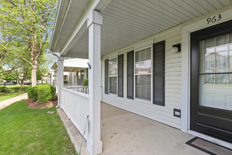 963 Symphony Dr, Aurora, IL 60504 photo 2